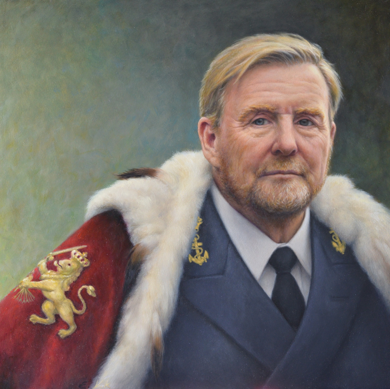Portret in olieverf van Koning Willem-Alexander. Hij draagt zijn marine-uniform met om de schouders de koningsmantel. Gemaakt door Els Vink.