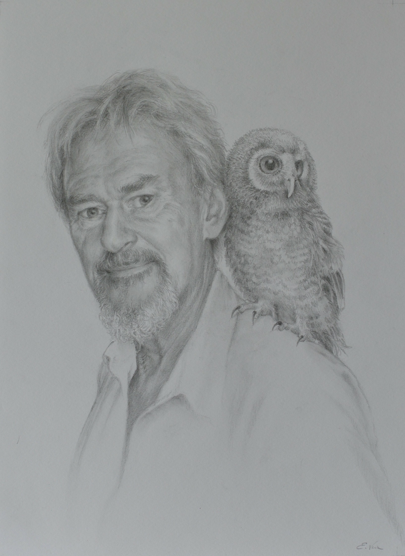 Portret van een man met een jonge uil. Potlood tekening van Els Vink.