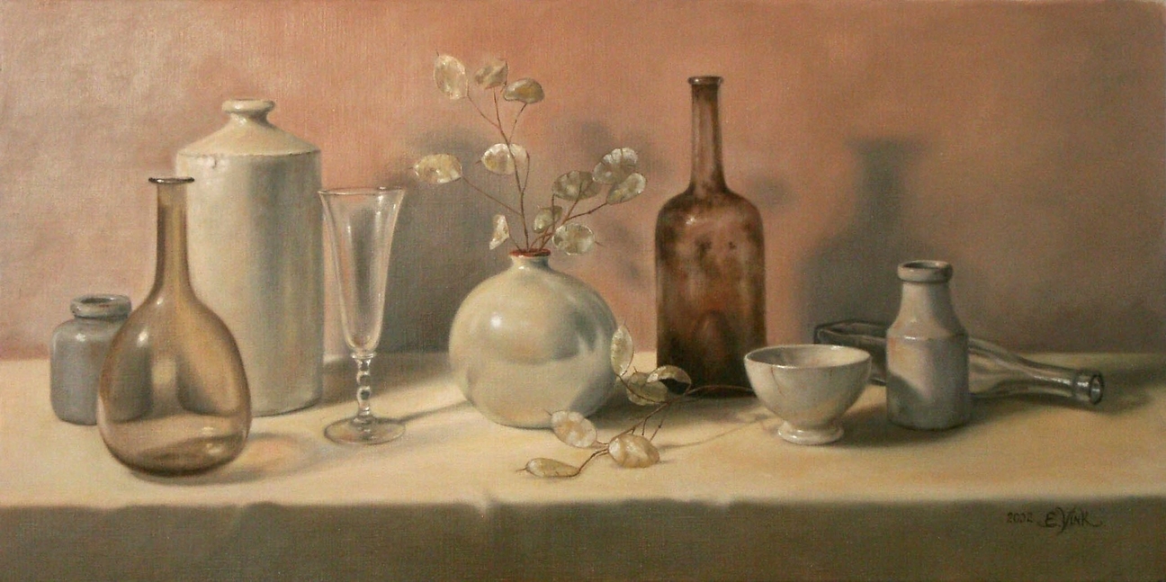 Stilleven met een grote verzameling flessen en potjes van glas en aardewerk, alles in pasteltinten. Geschilderd door Els Vink.