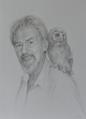 Portret van een man met een jonge uil. Potlood tekening van Els Vink.